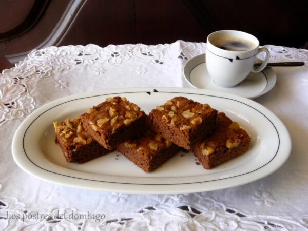 brownies con cubierta de nueces